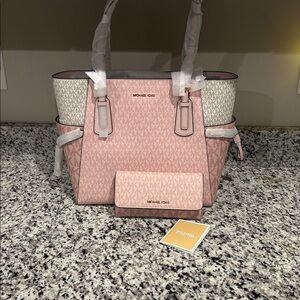 ❤️ NWT MK Michael Kors Voyager Large Color-Block Logo Tote Bag & Wallet Bundle